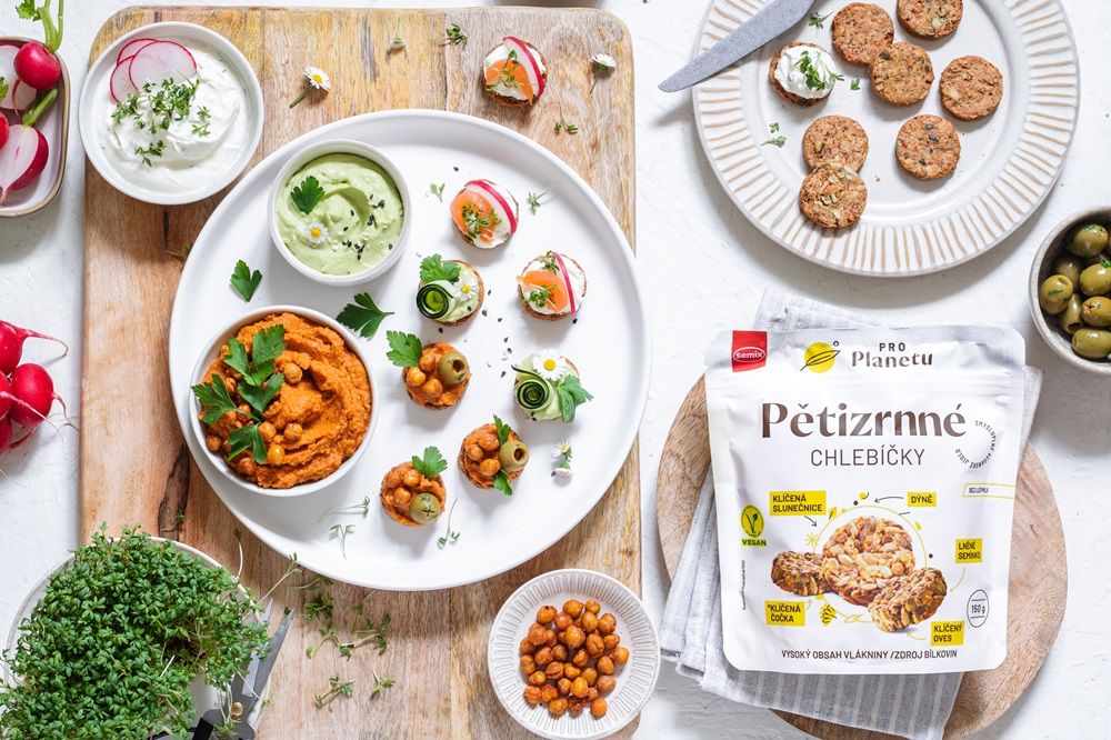 Veganské jednohubky z pětizrnného chlebíčku.
